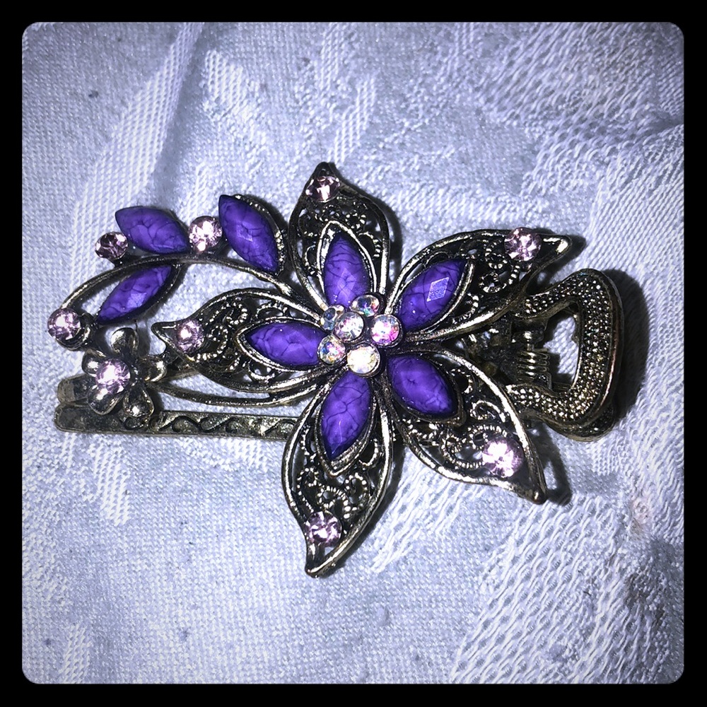 A elegant floral hair clip